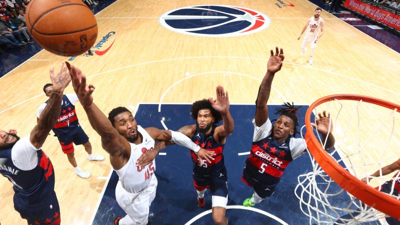 NBA最佳阵容公布：湖人球员入选,