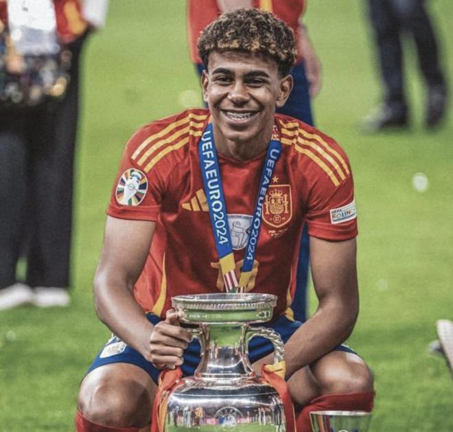 记者：西汉姆联和狼队有意利物浦边锋本-多克